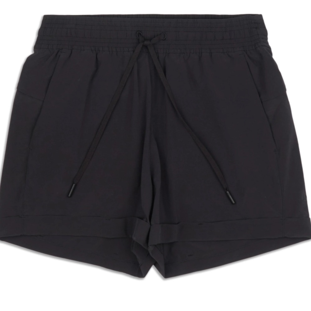 Lululemon Spring Breakaway short. Like new condition. Black. Size 12.